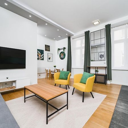 크라쿠프 Old Town Luxe Retreat - King Bed - Steps To Main Square 아파트 외부 사진